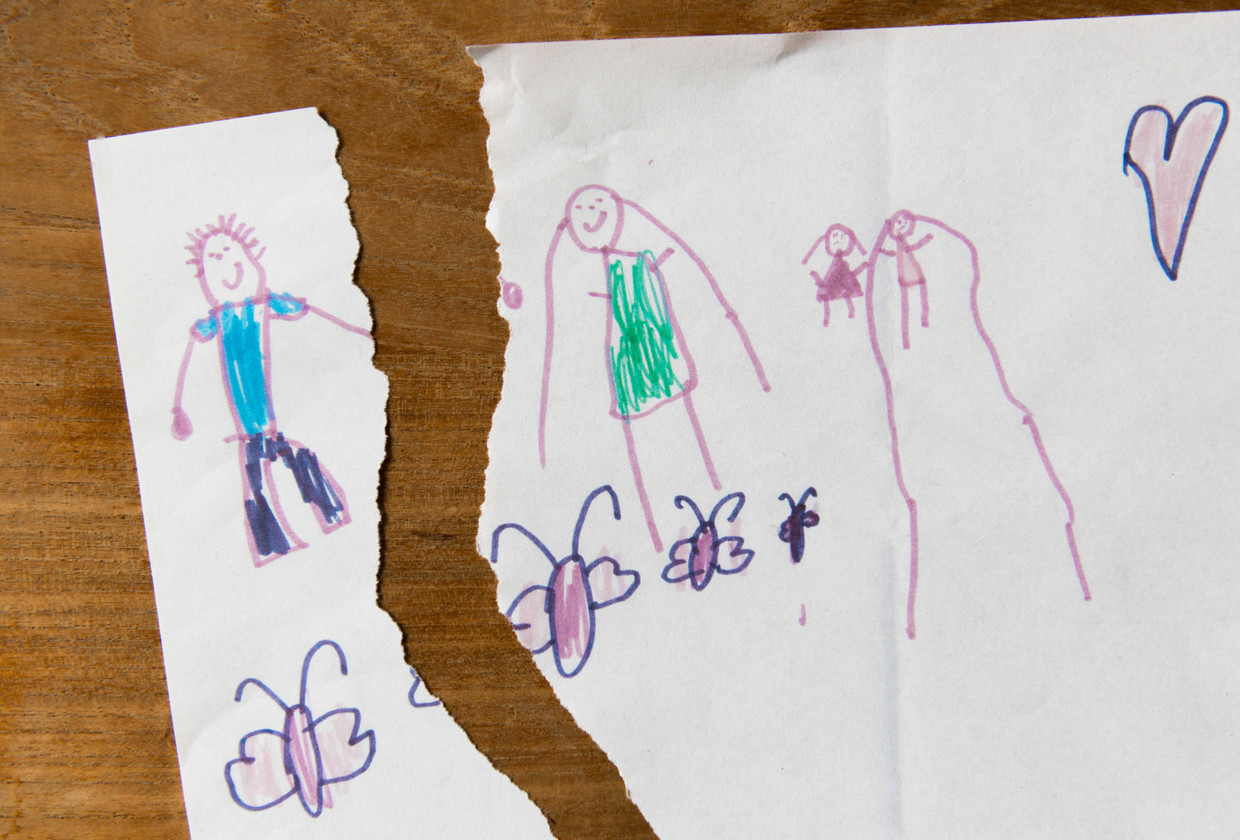 Ouderverstoting is een fenomeen waarbij een kind zich, meestal na een echtscheiding , afkeert van één van de ouders, zonder gegronde reden. Beeld BELGAIMAGE
