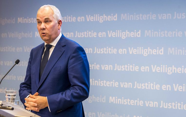 Nationaal Coordinator Terrorismebestrijding en Veiligheid (NCTV) Pieter-Jaap Aalbersberg staat de pers te woord. Beeld ANP