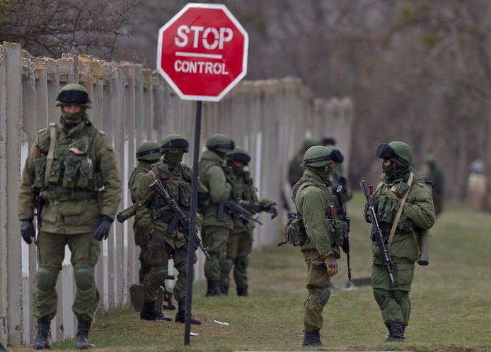 Archieffoto van pro-Russische soldaten bij een legerbasis op de Krim.