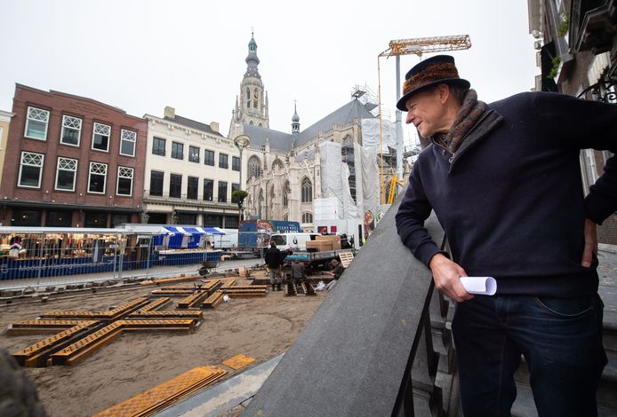 Historicus Frans Gooskens kijkt naar de aanleg van de fontein op de Grote Markt in Breda.