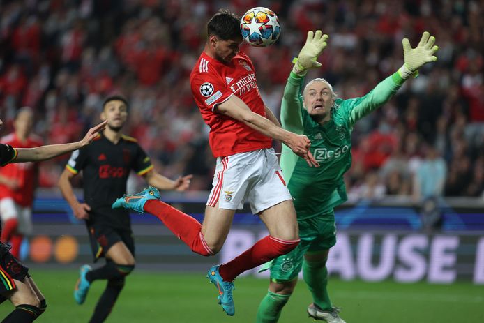 Remko Pasveer moet de 2-2 toestaan.