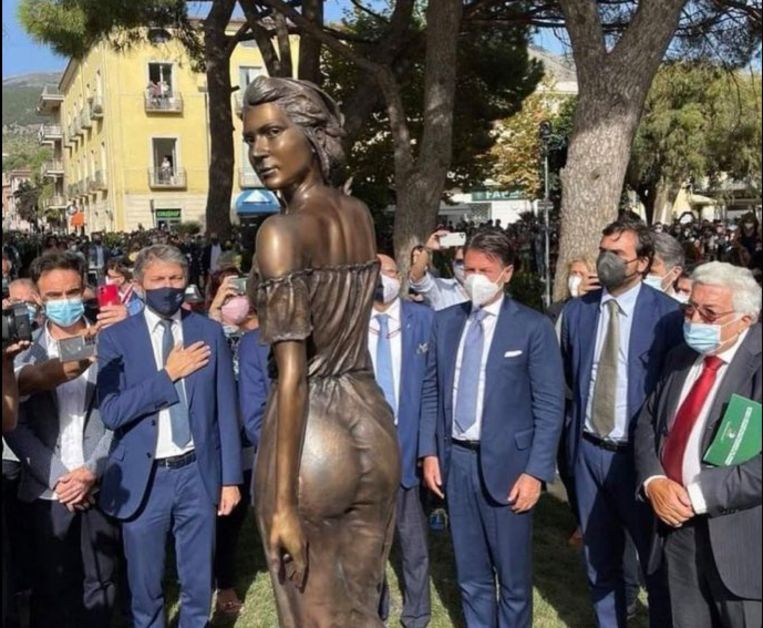 Questa foto di un contadino seminudo con un corpo omicida fa infuriare le donne italiane.  “Questo è ancora possibile nel 2021”