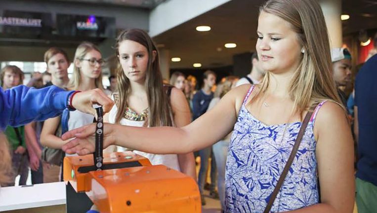 De Utrechtse eerstejaarsstudenten van vorig jaar in Muziekcentrum TivoliVredenburg tijdens de introductiedagen. Beeld Trouw, Maarten Hartman