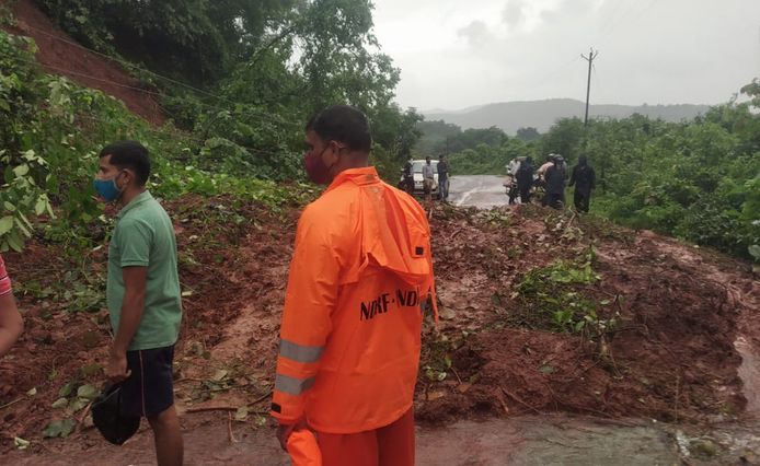 Una delle tante strade chiuse da frane nell'India centrale.