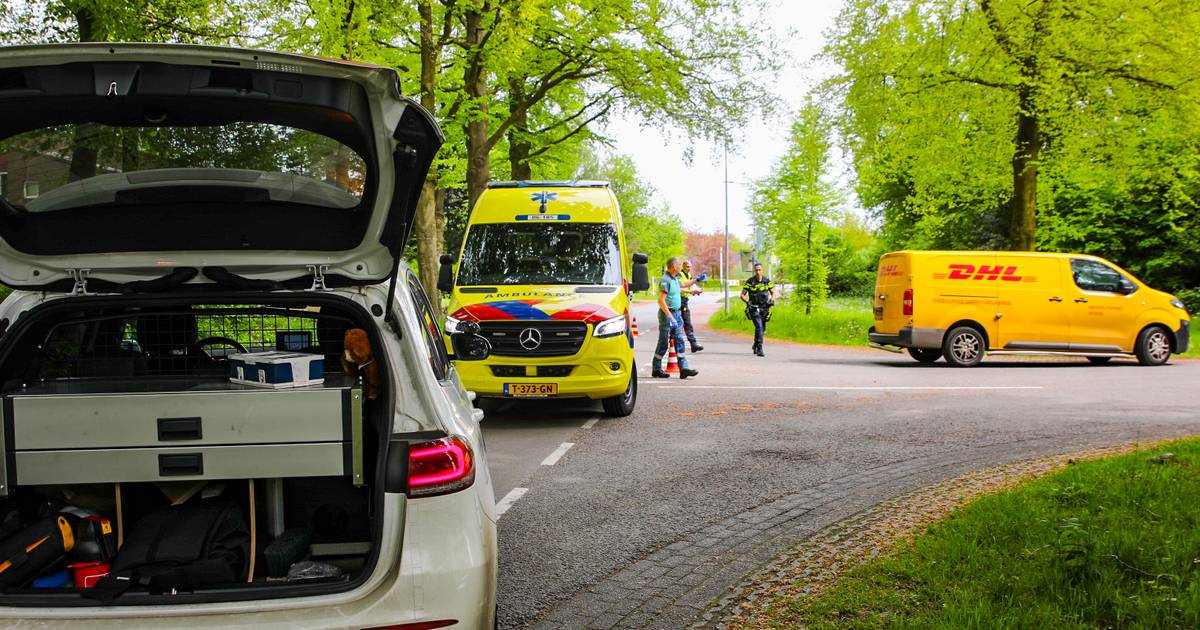 Fietser naar ziekenhuis na botsing met bestelbus Epe.