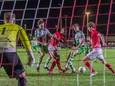 Goes (rood shirt) is na de 1-1 in de derby tegen Kloetinge toe aan een overwinning.