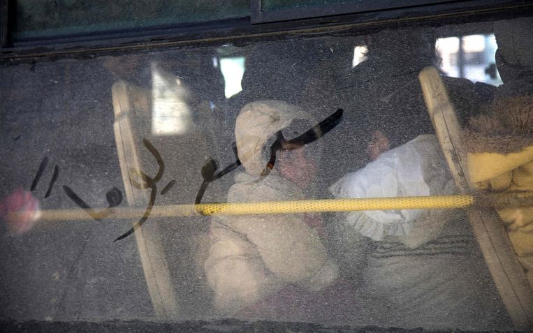Op het raam staat geschreven: op een dag keren we terug. Beeld afp