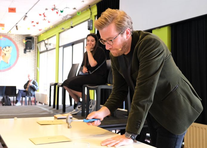 Stefan Paridaen als ‘environ-mentalist’ in Campus Botaniek in Mechelen in een show voor IVAREM om de leerlingen aan te zetten om duurzame keuzes te maken.