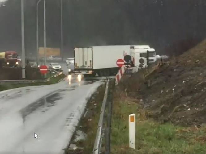 VIDEO: Vrachtwagen neemt verkeerde afslag en gaat dan maar spookrijden op afrit E40