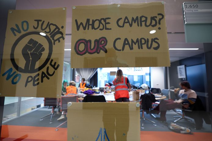 Spandoeken in een bestuurskamer van de Technische Universiteit Eindhoven waar een tiental studenten zich verschanst heeft. De studenten willen dat de universiteit de banden met de fossiele industrie verbreekt.