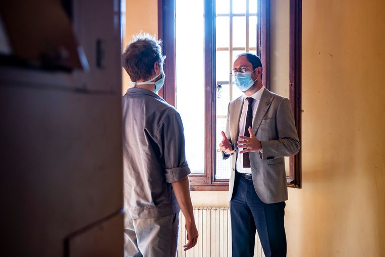 Vincent Van Quickenborne in gesprek met een geïnterneerde op de psychiatrische afdeling van de gevangenis van Sint-Gillis Beeld Jan De Meuleneir / Photo News