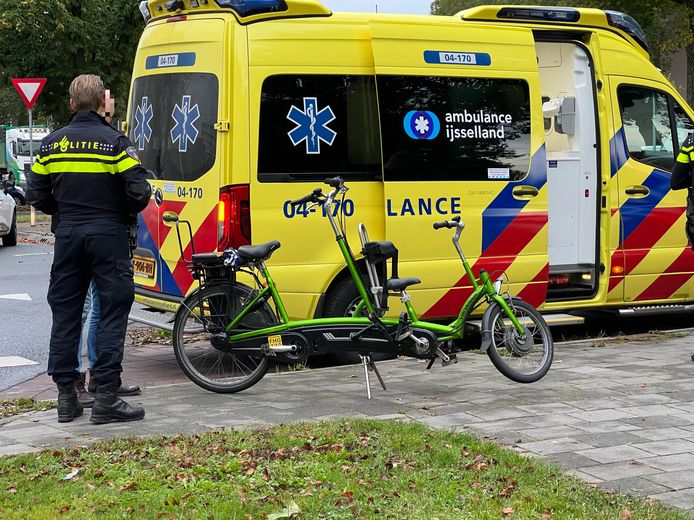 De fietsers op de duofiets werden aangereden en gingen mee naar het ziekenhuis.