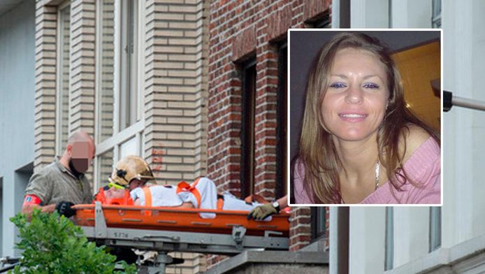 De moordenaar van Dorina Stef (inzet) werd na de feiten met een brandladder uit het appartement gehaald.