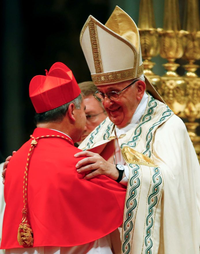 Paus Franciscus zegent Giovanni Angelo Becciu bij diens installatie in 2018.
