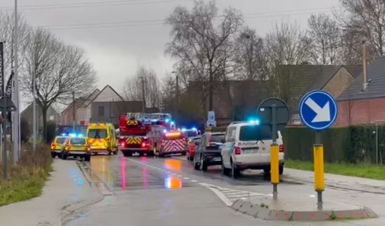De hulpdiensten zijn massaal aanwezig in de Honzebroekstraat. Beeld Lieven Samyn