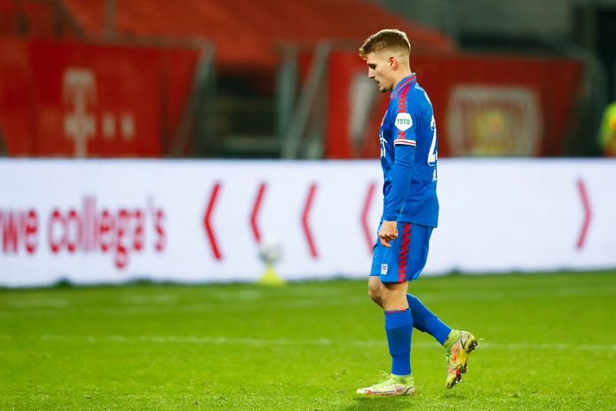 Michal Sadilek verlaat tegen FC Utrecht het veld.