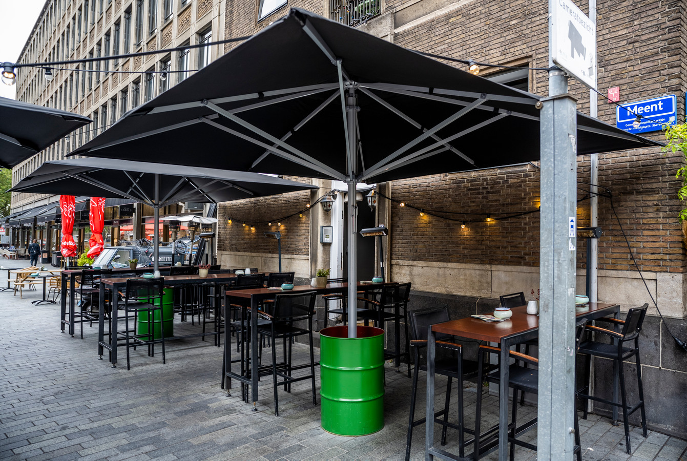 Tapasrestaurant De Huismeester in Rotterdam was vannacht het toneel van een grote vechtpartij met Feyenoordfans.