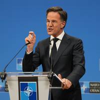 NAVO-chef Mark Rutte verzekert dat in VS bestelde wapens naar Oekraïne gaan nadat VS overwogen om ze naar het Midden-Oosten te sturen