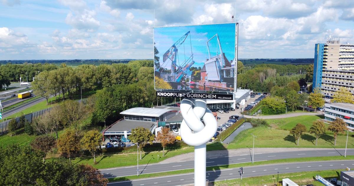 De knoop ligt erin en daarmee is de opvallende reclamemast bij Hotel Gorinchem klaar - AD