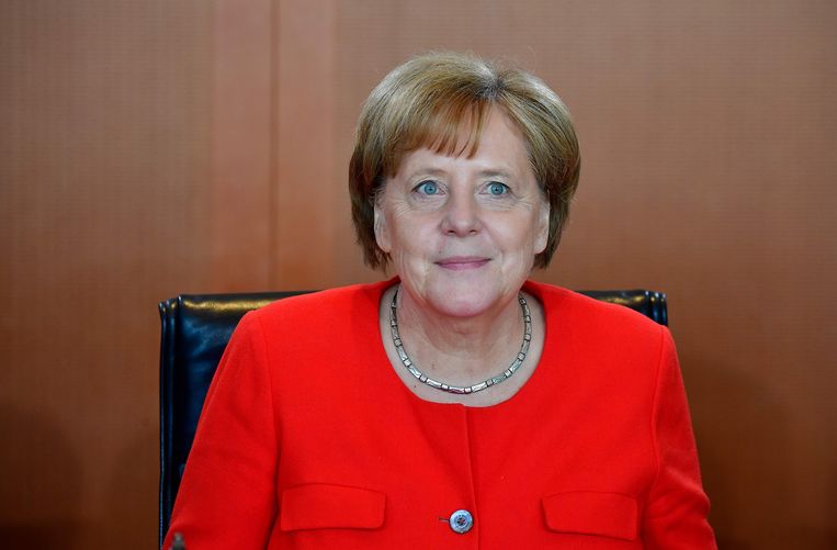 Kanselier Merkel voorafgaand aan de wekelijkse kabinetsvergadering op 6 juni.  Beeld AFP