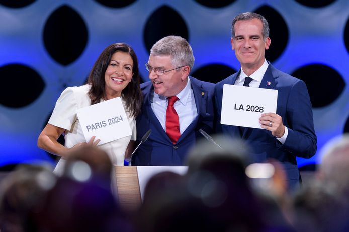 In 2017 bij de toekenning was alles nog koek en ei tussen IOC-voorzitter Thomas Bach en burgemeester Anne Hidalgo. Haar ambtsgenoot Eric Garcetti van Los Angeles kreeg de Spelen van 2028 toegekend.