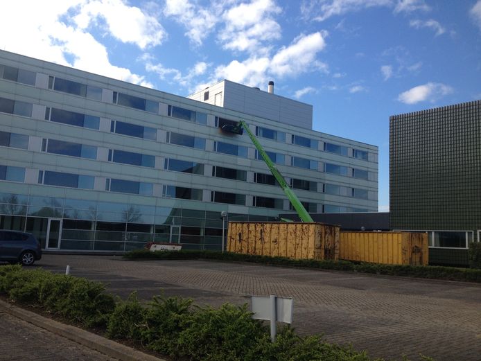 Het hotel aan de Hogeweg waar momenteel gewerkt wordt (foto is gemaakt bij de start van de werkzaamheden op 12 april).