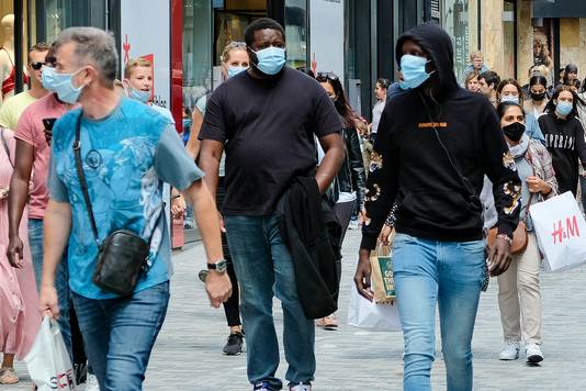 Mensen dragen mondmaskers in de Nieuwstraat.