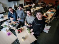 Professionele kok in de klas moet kinderen verleiden om zelf te koken: ‘Elke dag pieken; dat is toch wat dit vak aantrekkelijk maakt’