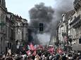 Rookpluimen in het centrum van Bordeaux. Daar staken relschoppers de poort van het stadhuis in brand. (23/03/23)