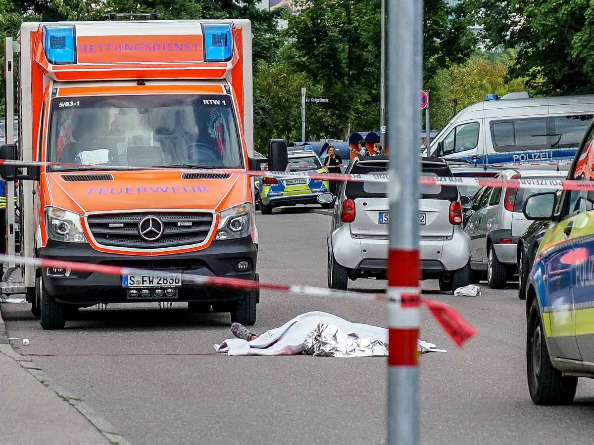 Man wordt midden op straat met zwaard vermoord in Stuttgart | Buitenland |  hln.be