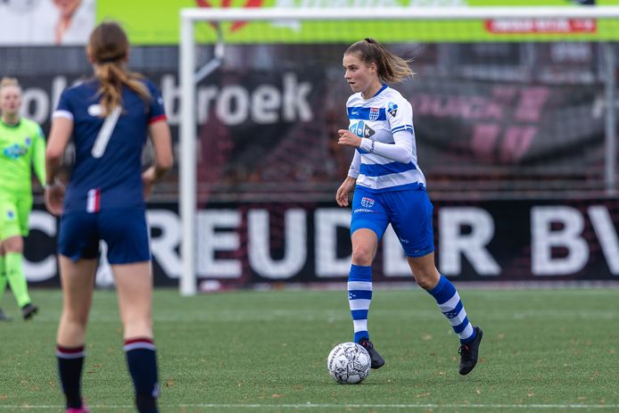 Marit Auée zoekt naar een afspeelmogelijkheid in het duel met VV Alkmaar.