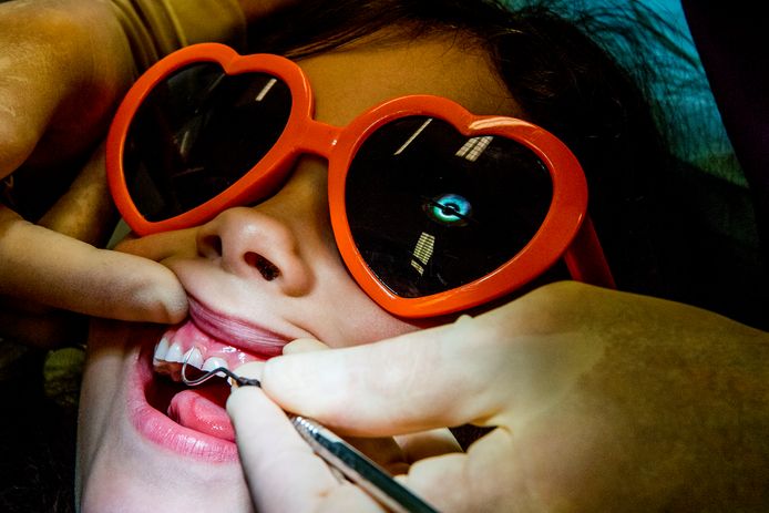 Er is nog te weinig aandacht voor het voorkomen van tandbederf en gaatjes bij kinderen. Wat onderzoeker Agatha van Meijeren betreft, is dat niet alleen een taak van de tandarts.