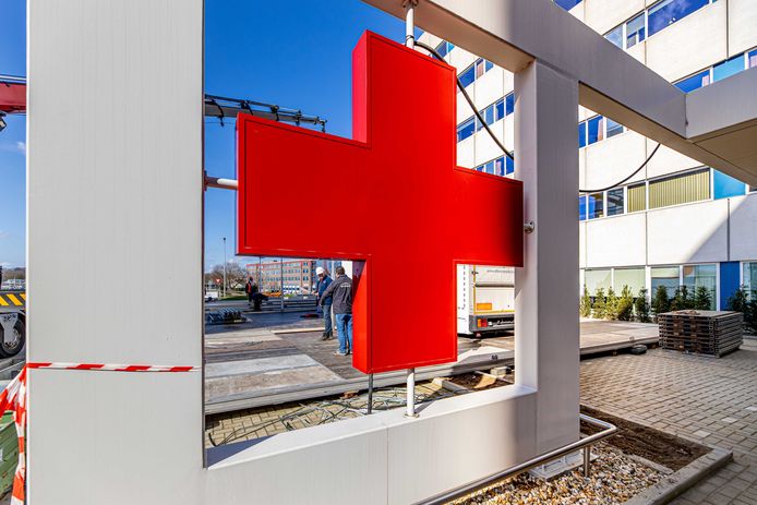 Veel ziekenhuizen breiden razendsnel hun capaciteit uit. Het Academisch ziekenhuis in Maastricht bouwt een triagetent op de parkeerplaats.