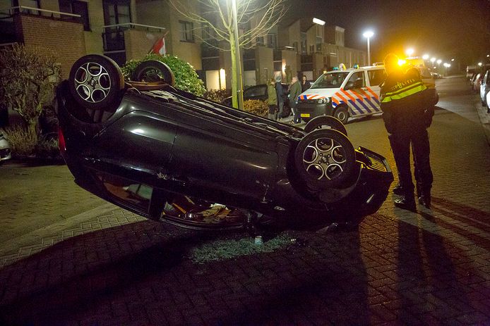 Auto op zijn kop op Travertijndijk in Roosendaal. Foto Christian Traets / MaRicMedia