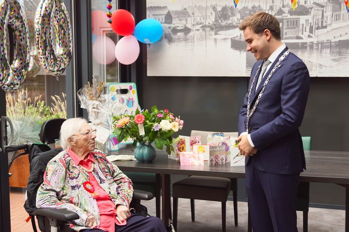Aaltje Duijst-de Graaf kreeg voor haar 100ste verjaardag bezoek van loco-burgemeester Rick Beukers. Het leeftijdsverschil tussen de twee is een mensenleven: 70 jaar.
