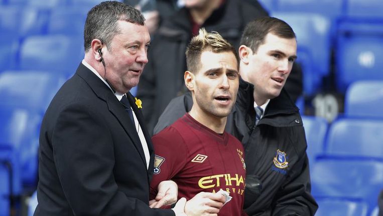 Komiek doet zich voor als twaalfde speler Man City | De Morgen