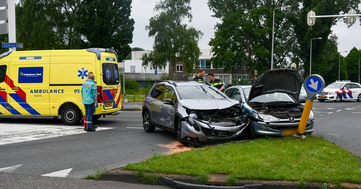 Autos total loss na botsing op kruising in Enschede, files op Zuiderval en singel.