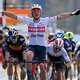 Van Aert bijt tanden stuk op Pedersen in sprint bergop