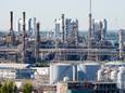 Olieraffinaderijen op de Maasvlakte bij Rotterdam. De omzetdaling in de industriële sector raffinaderijen en chemie was het afgelopen kwartaal het sterkst.