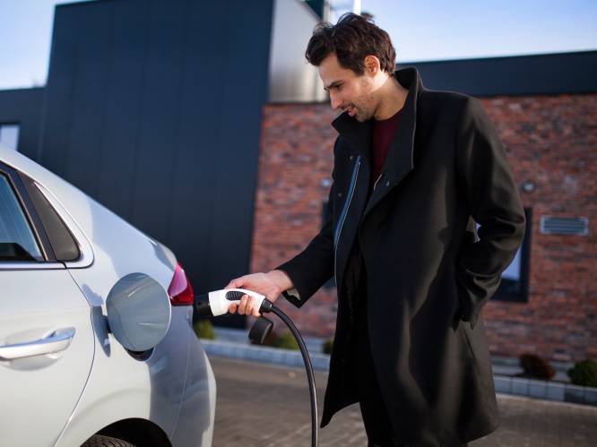 Je elektrische auto goedkoop opladen: doe je dat op het werk, thuis, onderweg of bij de supermarkt?