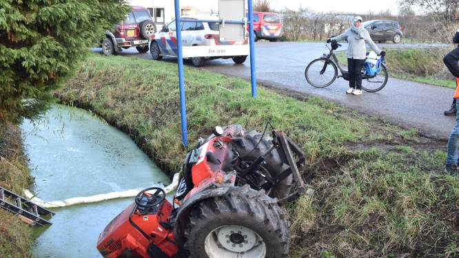 Tractor belandt in de sloot in Zaltbommel, bestuurder naar het ziekenhuis
