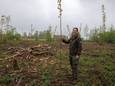 Boswachter Imke van Gisbergen houdt een nieuwe staak vast. Deze populieren zijn geplant om de gekapte essen te vervangen