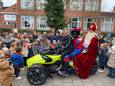 Sint ruilt paard even voor motor en geeft drumsolo aan verraste leerlingen