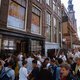 Anne Frank als moderne heilige: vijf factoren die haar voortdurende populariteit verklaren