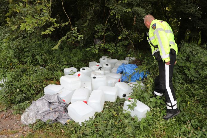 Vermoedelijk gedumpt drugsafval aangetroffen aan de Aziëweg in Zoetermeer.