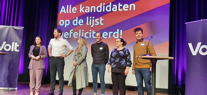 De eerste zes kandidaten van Volt Rotterdam. Links lijsttrekker Imane Elfilali en rechts Hilgo Wempe.