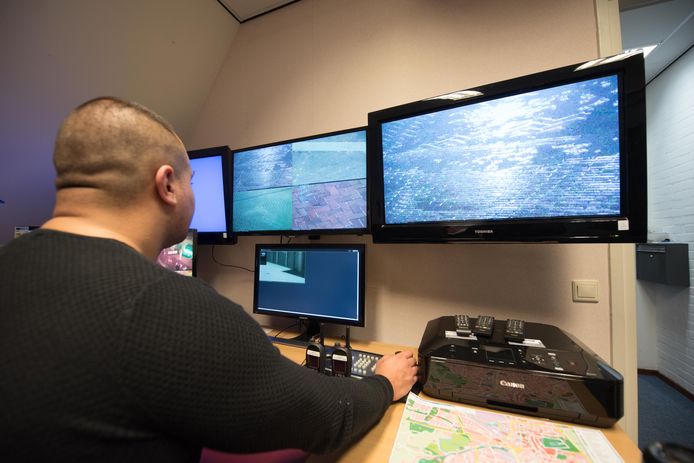 Beelden van cameratoezicht in het centrum van Almelo worden in de controlekamer bekeken.