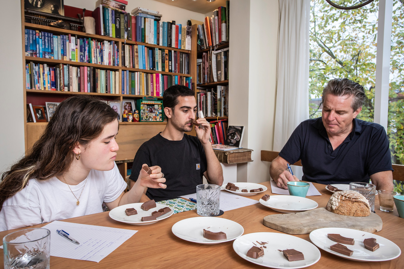 Kees Raat (rechts), Marius Gottlieb en Sofie Schwab testen 10 verschillende melkchocoladeletters met een keurmerk.