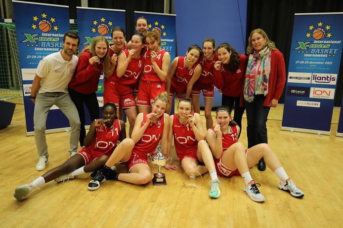 De dames van Waregem wonnen het prestigieuze Xmas Tournament in Kortrijk.