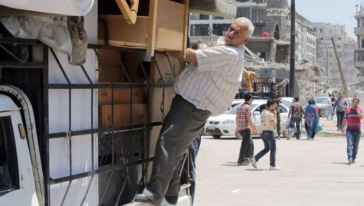 In Homs komt het leven weer voorzichtig op gang. Deze man is voor zover bekend niet betrokken bij Al Ard. Beeld afp